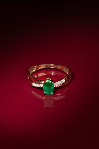 Anillo Ambi - Oro amarillo, diamantes y esmeralda