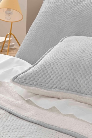 Colcha y fundas de almohada de terciopelo Mylene - Gris