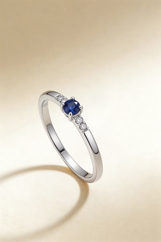 Anillo Niylah - Oro blanco, diamantes y zafiro