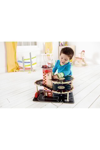 Garagem e posto de serviço em madeira de schima - Dos 3 aos 6 anos