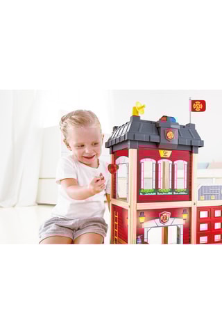 Quartel de bombeiros em pinho e madeira de schima - 13 peças - Dos 3 aos 10 anos