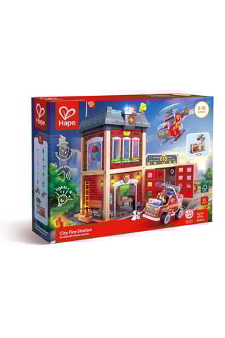 Quartel de bombeiros em pinho e madeira de schima - 13 peças - Dos 3 aos 10 anos