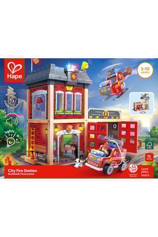 Quartel de bombeiros em pinho e madeira de schima - 13 peças - Dos 3 aos 10 anos