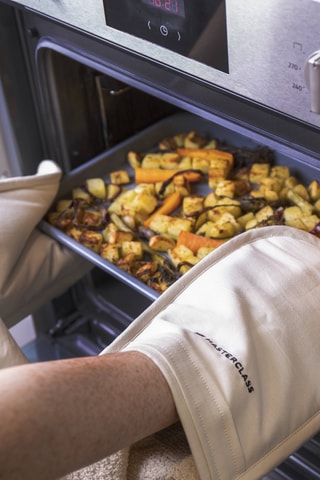 2 keukenhandschoenen- MasterClass