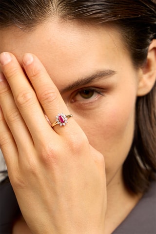 Anello - Oro giallo 18 kt, rubino e diamanti