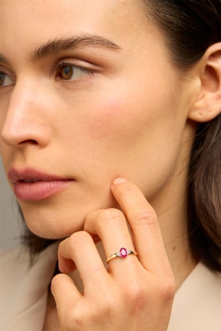 Anello - Oro giallo 18 kt, rubino e diamanti