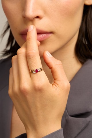 Anello - Oro giallo 18 kt, rubino e diamanti