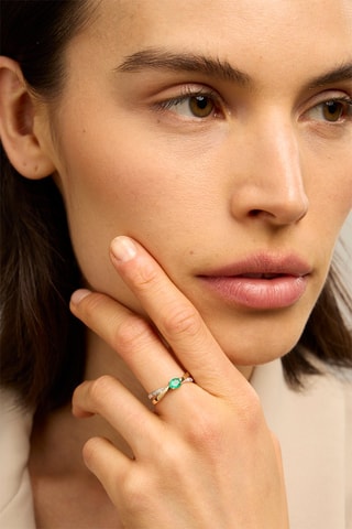 Anello - Oro giallo 18 kt, smeraldo e diamanti