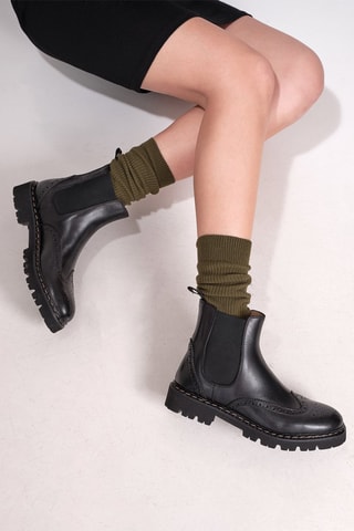 Botins Chelsea regular em couro - Preto - Preto