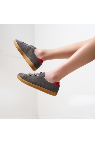 Sapatilhas em couro camurça Regular - Cinzento