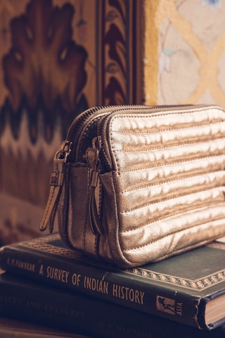 Mala a tiracolo em raspa de couro - Dourado