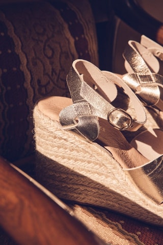 Sandalias de piel de cuña - Dorado