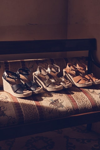 Sandalias de piel de cuña - Negro