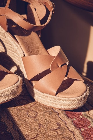 Sandalias de piel de cuña - Camel