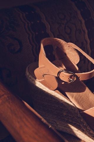 Sandalias de piel de cuña - Camel