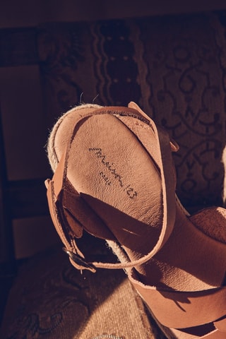 Sandalias de piel de cuña - Camel