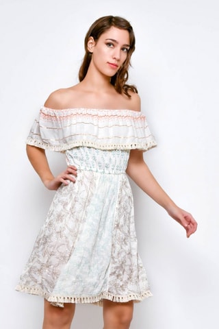 Vestido com folhos 
Branco - 