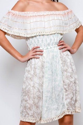 Vestido com folhos 
Branco - 