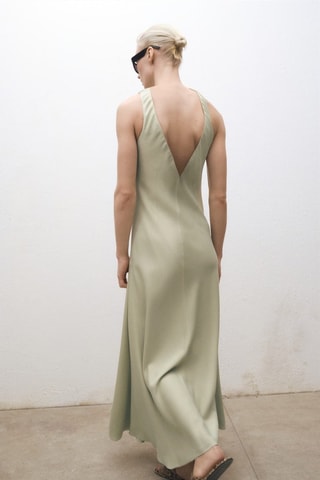 Robe satinée avec ouverture dans le dos - Vert
