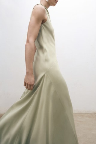 Robe satinée avec ouverture dans le dos - Vert