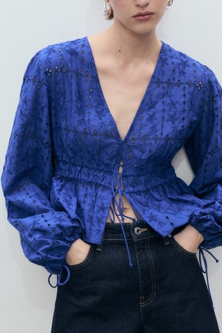 Top met Engelse Borduursels en Strikjes - Blauw