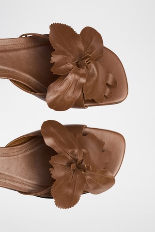 Sandale à talon en cuir détail de fleur - Marron