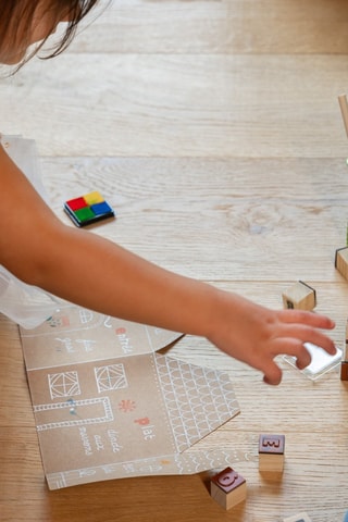 Tampons chiffres et lettres majuscules en bois - 44 pièces - Dès 3 ans