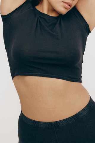 T-shirt cropped em algodão biológico - Preto
