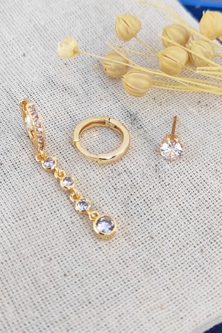 1 boucle d'oreille pendante, 1 puce et 1 créole dorées à l'or fin jaune - Zircons