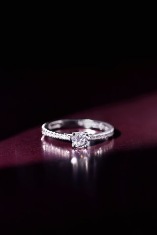 Anello Solitaire Royal - Oro bianco e diamanti