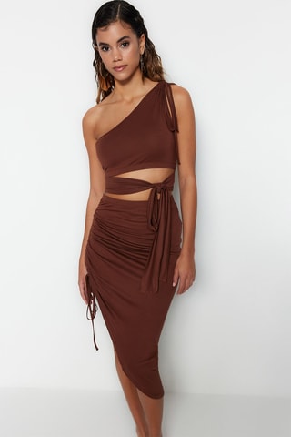 Crop top assimétrico e saia drapeada de cintura subida - Castanho