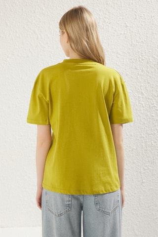 2 T-shirts - Verde-azeitona e cru