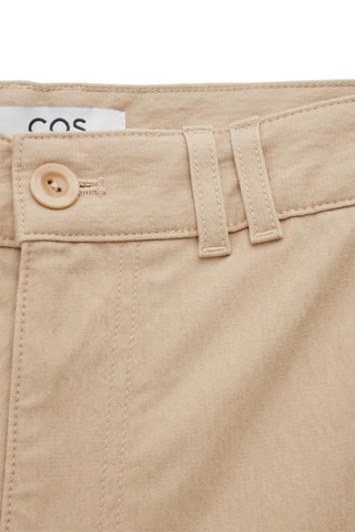 Pantaloni chino regular in cotone bio - Beige - COS