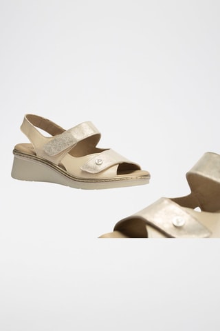Sandali con zeppa in pelle verniciata - Beige