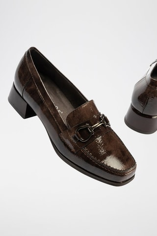 Mocassini con tacco in pelle verniciata - Marrone