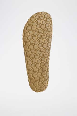 Mules em couro 
Dourado