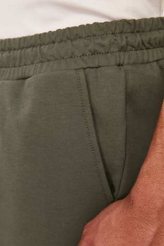 2 bermudas - 
Noir et kaki