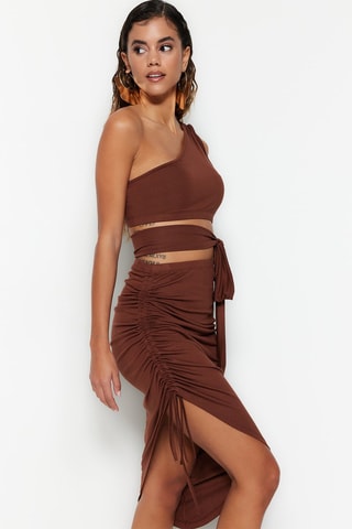 Crop top asymétrique et jupe drapée taille haute - Marron