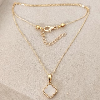 Colar de trevo - Latão banhado a ouro e madrepérola 