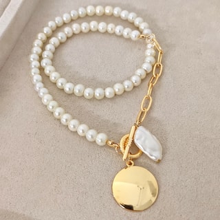 Colar medalhão - Latão banhado a ouro e pérolas