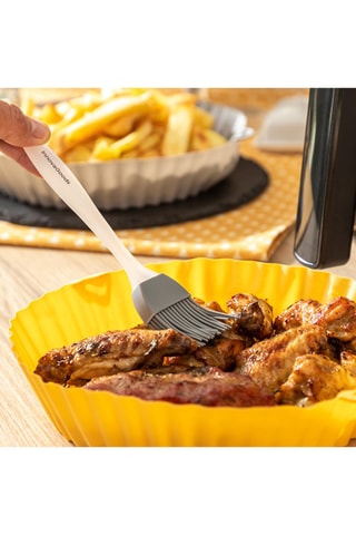 2 cestas de silicona y un pincel - 
Gris y negro