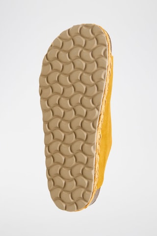 Mules com plataforma de nobuck - Amarelo