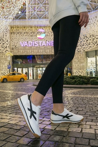 Sapatilhas - Branco e preto