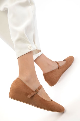Sapatos Mary Jane com cunha - Castanho