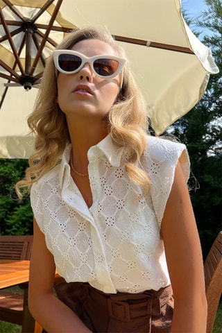Camisa curta em bordado inglês - Cru