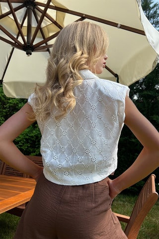 Camisa curta em bordado inglês - Cru