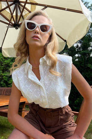 Camisa curta em bordado inglês - Cru