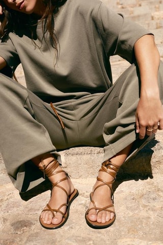 Sandálias em couro - Castanho