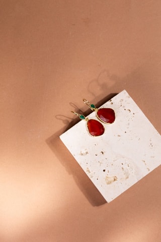 Orecchini laminato oro fino giallo  - Corniole e malachiti