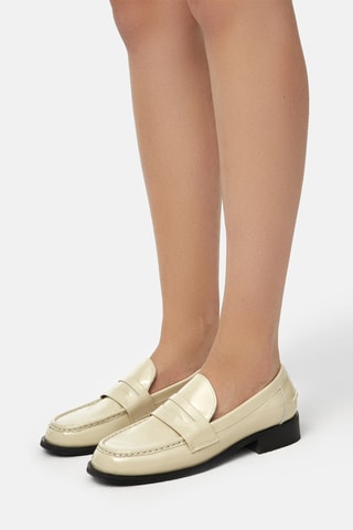 Mocassins em couro envernizado Good Advice - Nude